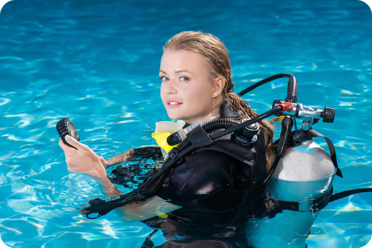 Eine Frau im Pool mit einem Finimeter